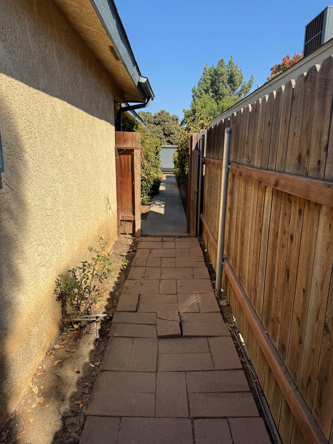 5488 E Illinois Ave, Fresno, CA 93727