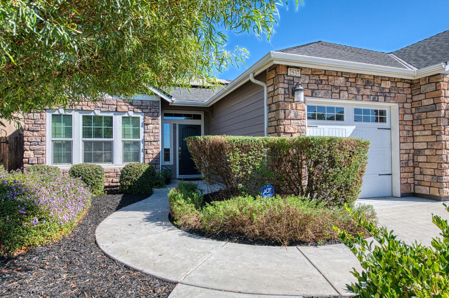 2537 Junipero Ave, Clovis, CA 93619