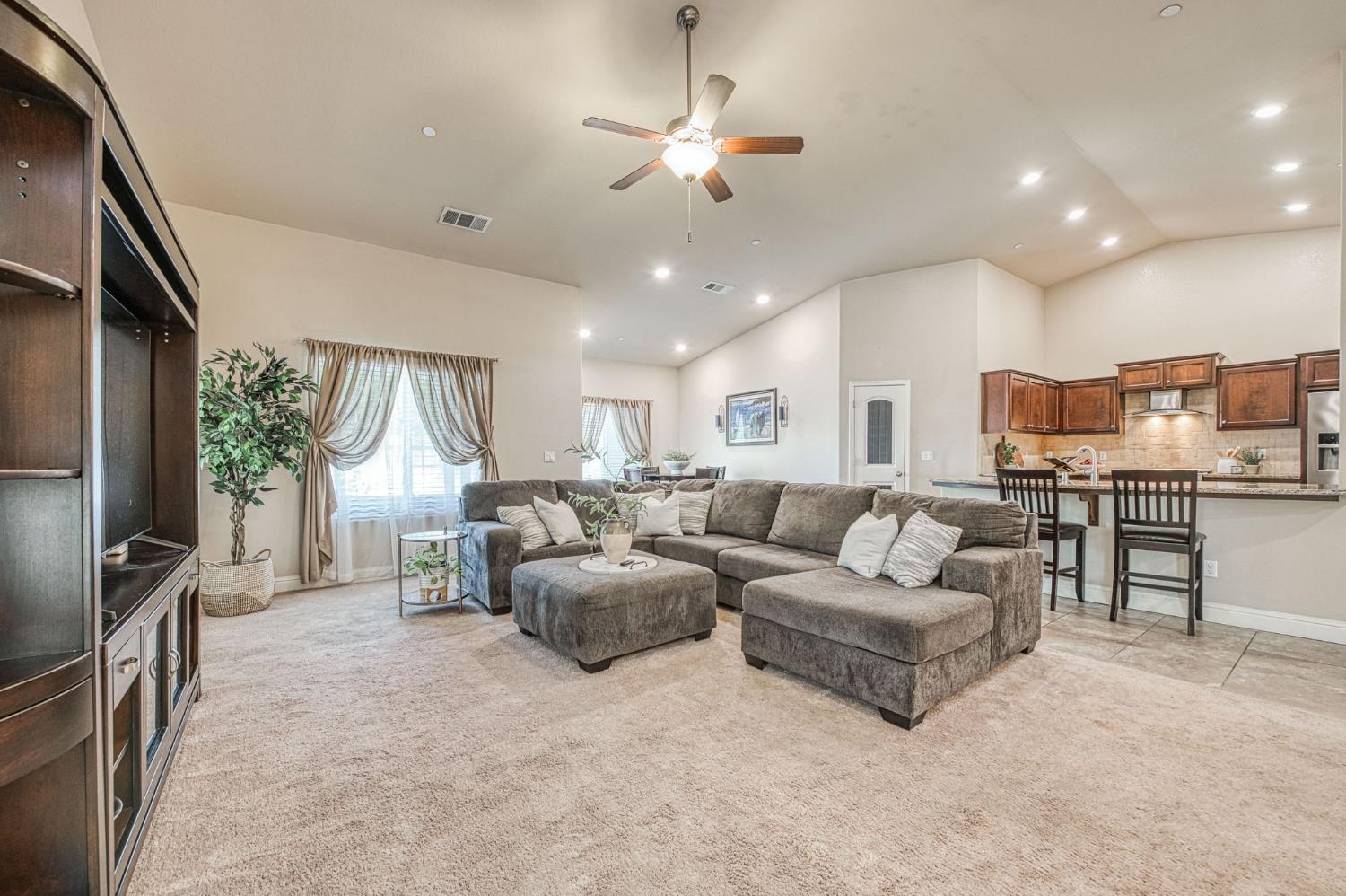 2537 Junipero Ave, Clovis, CA 93619