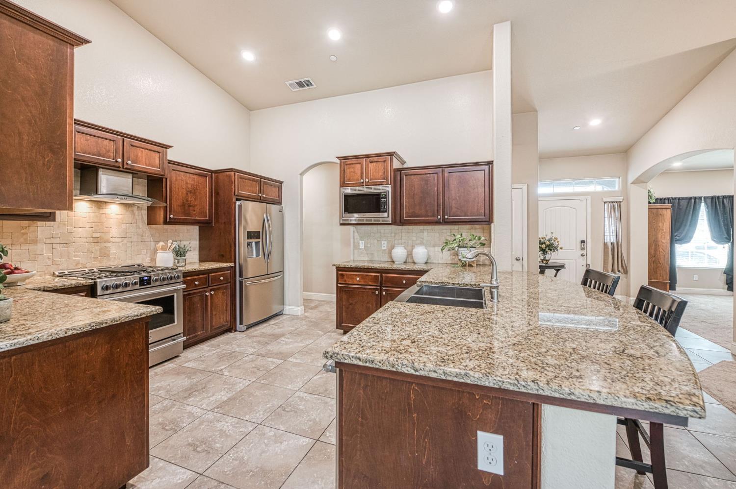 2537 Junipero Ave, Clovis, CA 93619