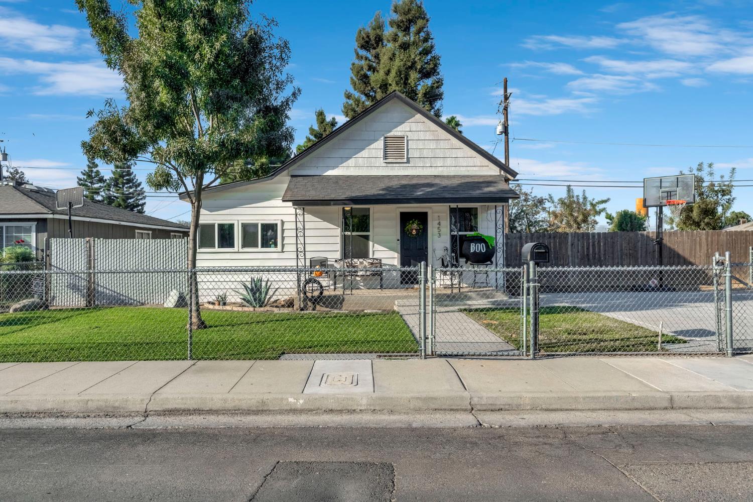 1453 Tucker St, Selma, CA 93662