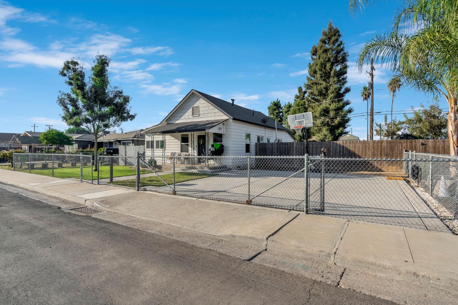 1453 Tucker St, Selma, CA 93662
