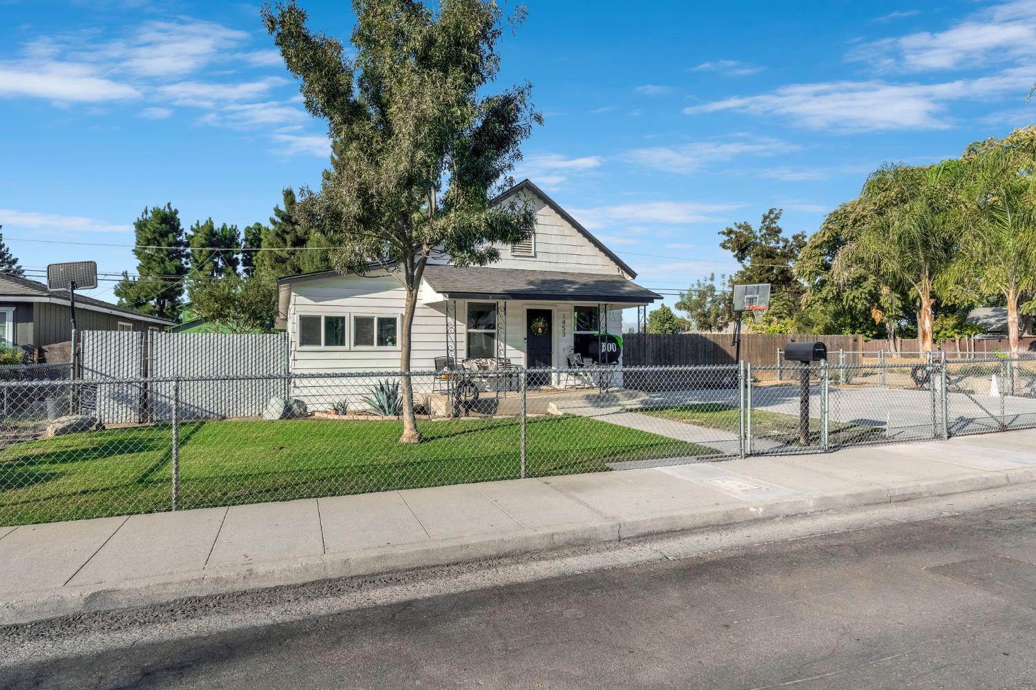 1453 Tucker St, Selma, CA 93662