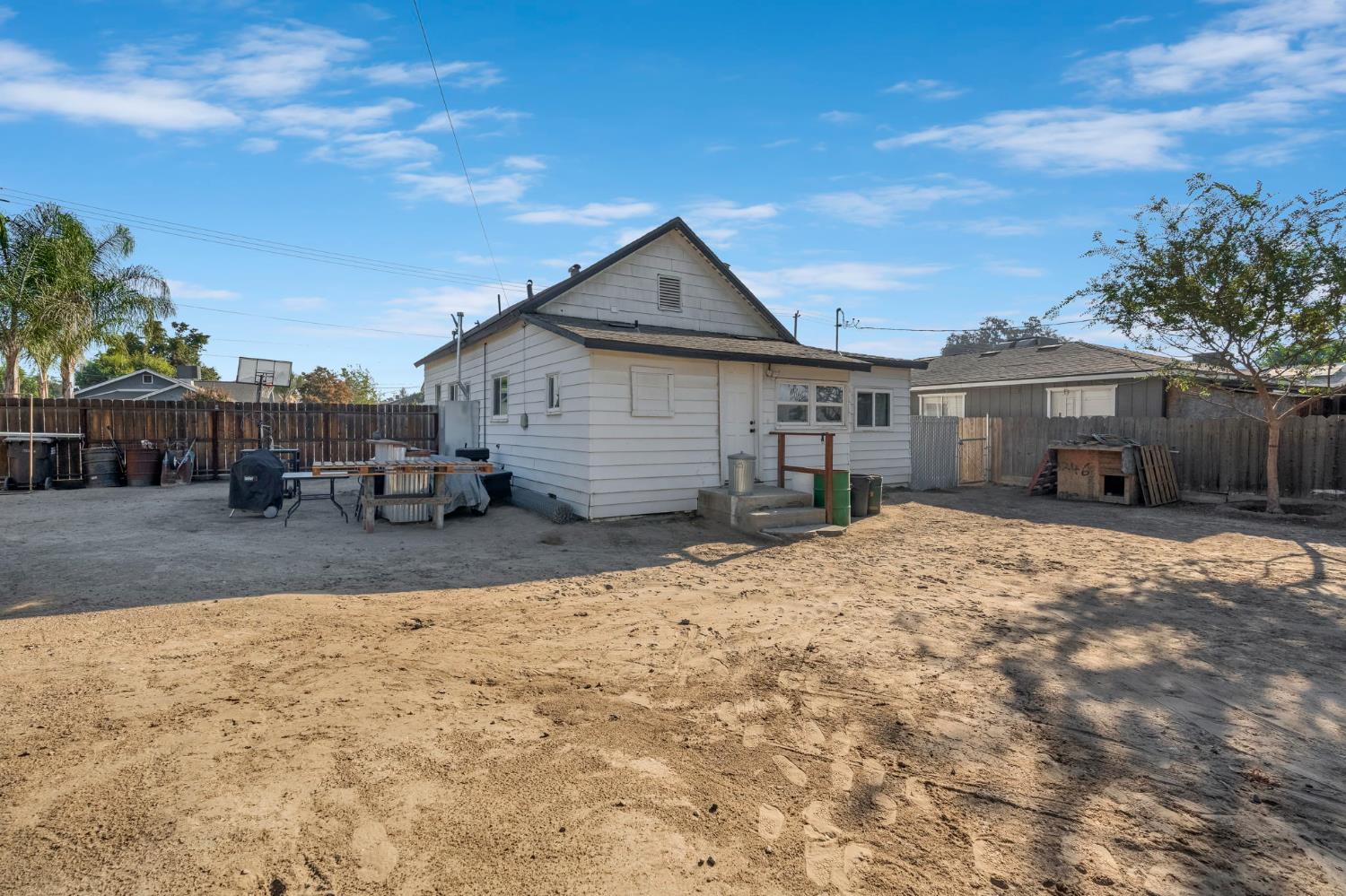 1453 Tucker St, Selma, CA 93662