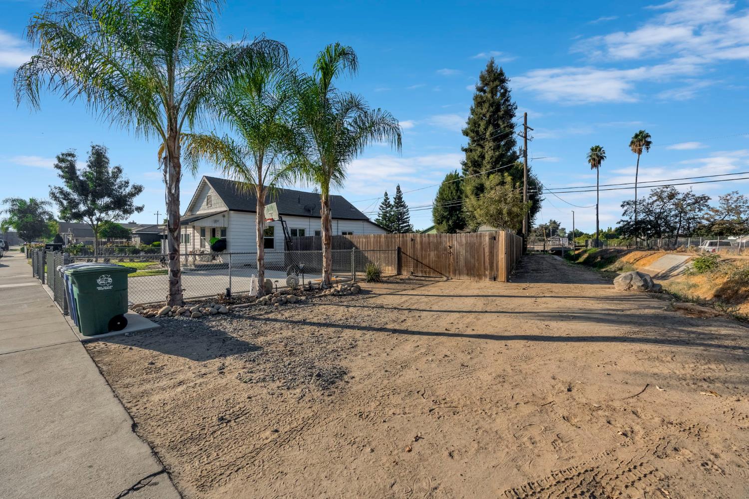 1453 Tucker St, Selma, CA 93662