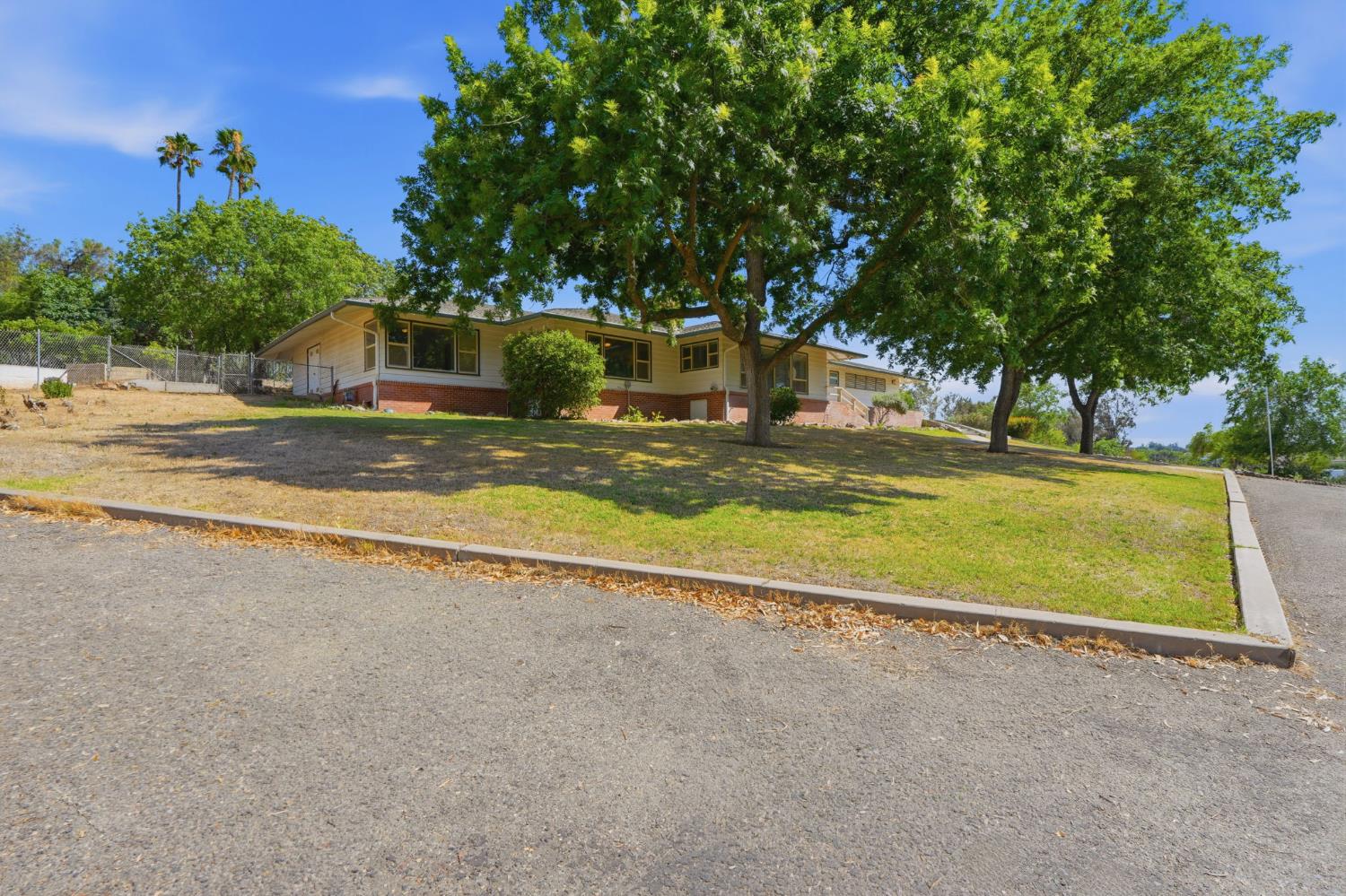 84 S Park St, Porterville, CA 93257