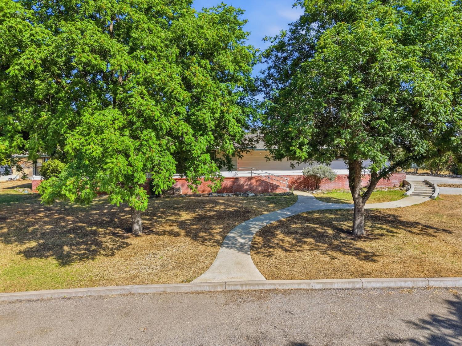 84 S Park St, Porterville, CA 93257