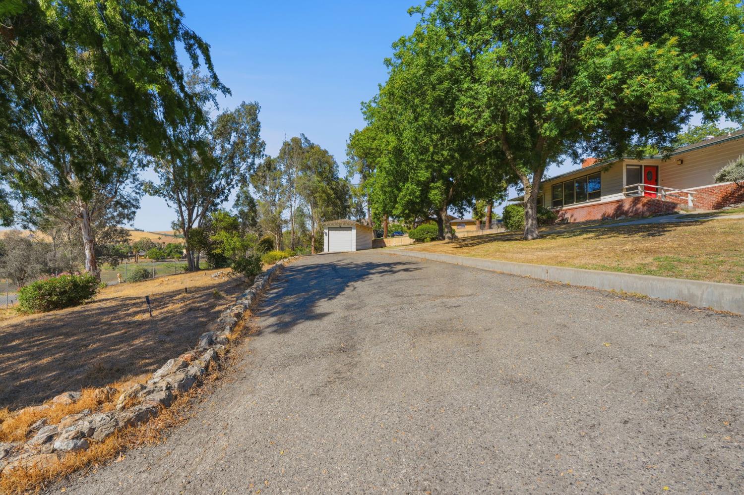 84 S Park St, Porterville, CA 93257