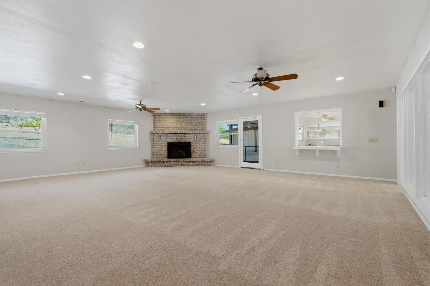 84 S Park St, Porterville, CA 93257