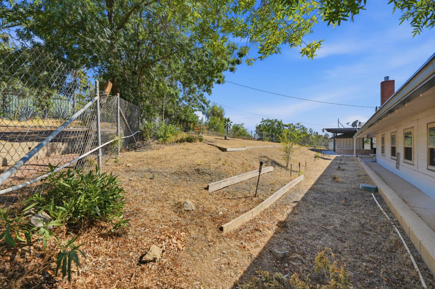 84 S Park St, Porterville, CA 93257