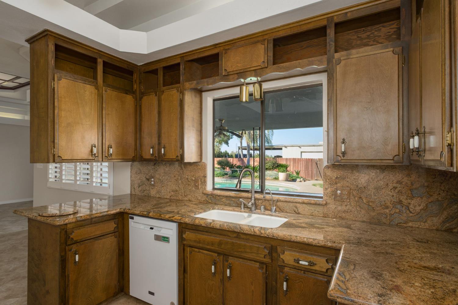 291 S Locan Ave, Fresno, CA 93737