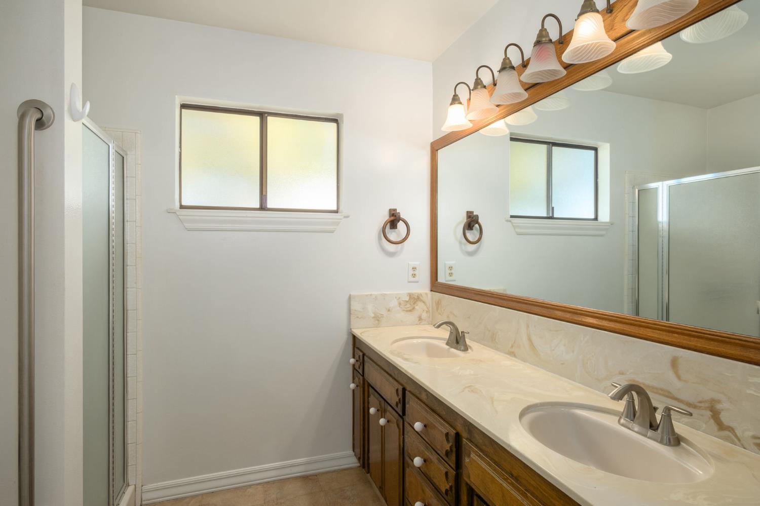 291 S Locan Ave, Fresno, CA 93737