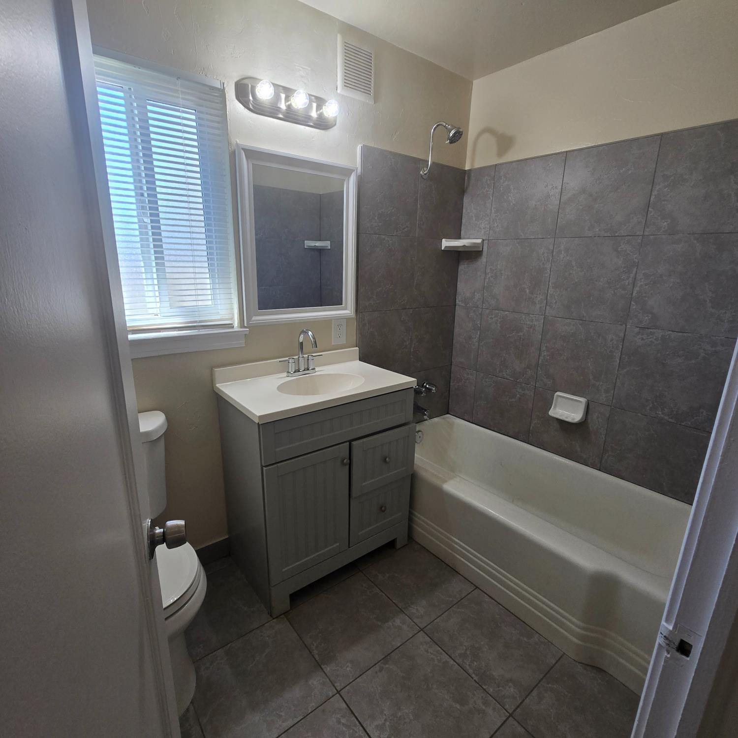 646 W Terrace Ave, Fresno, CA 93705
