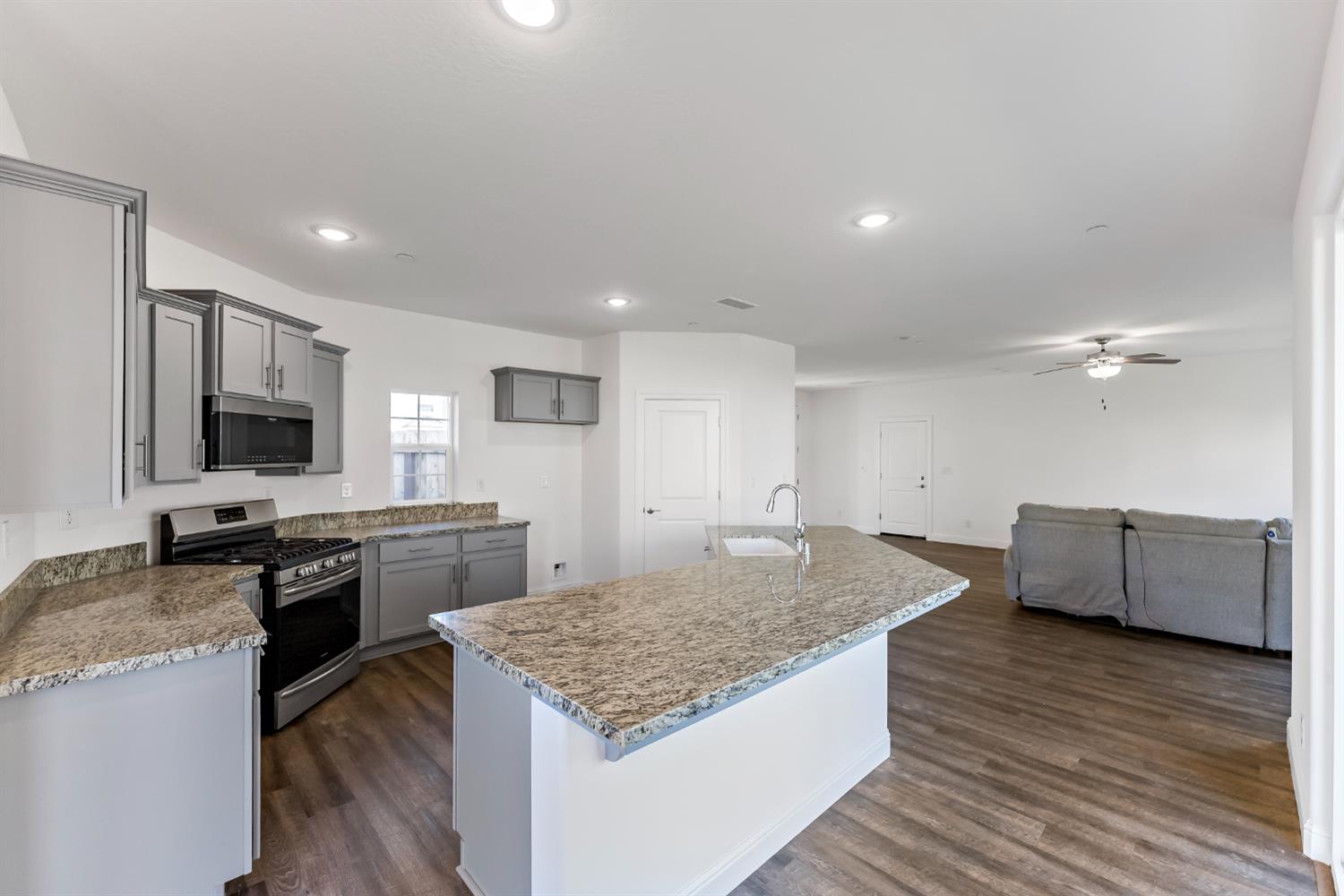 4422 W Langden Dr, Fresno, CA 93722