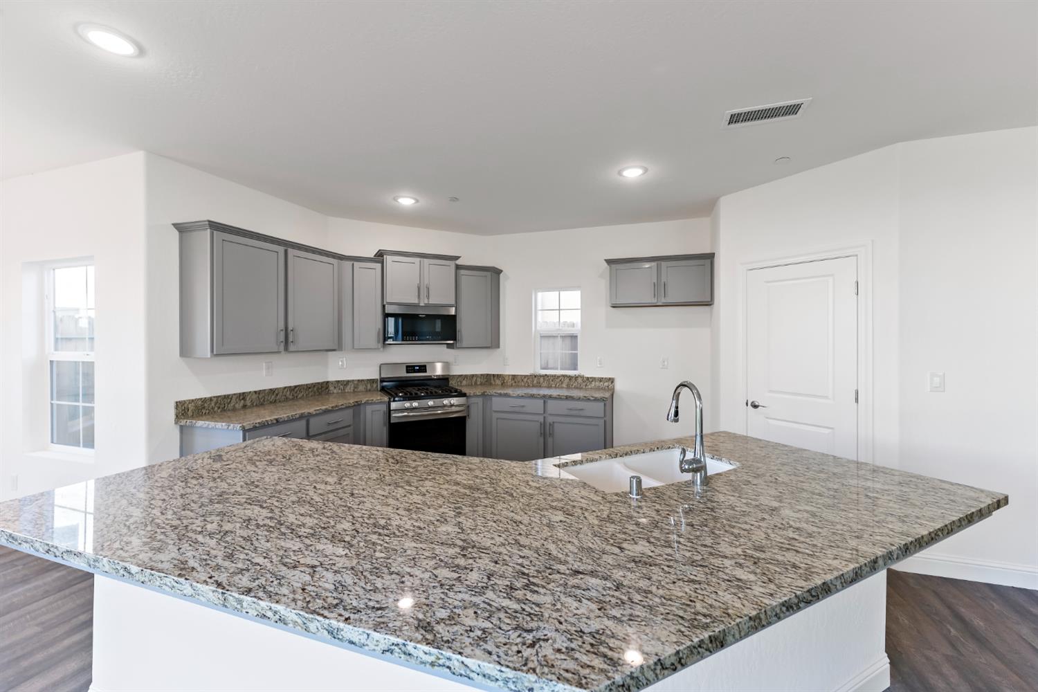4422 W Langden Dr, Fresno, CA 93722