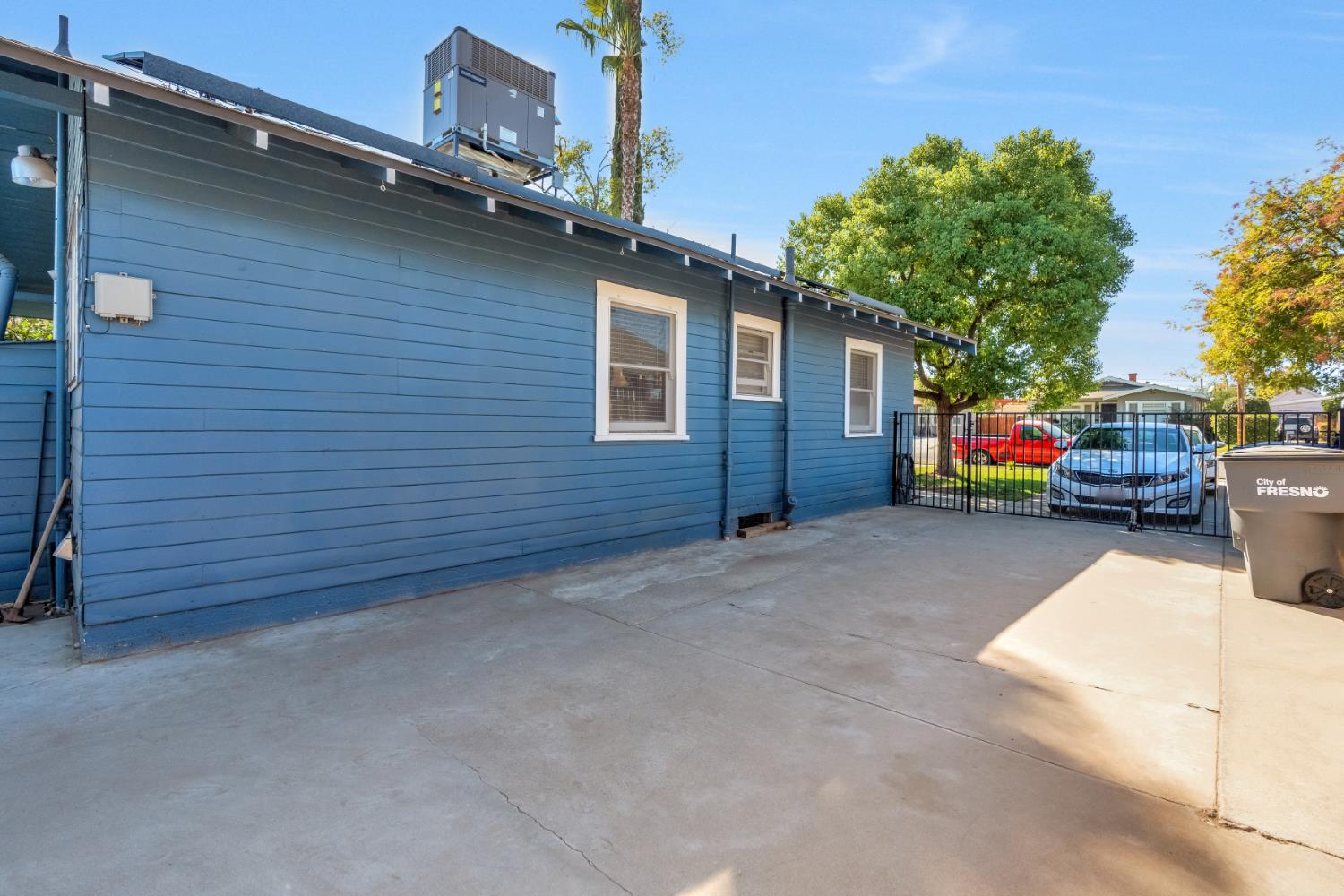 1370 N Farris Ave, Fresno, CA 93728