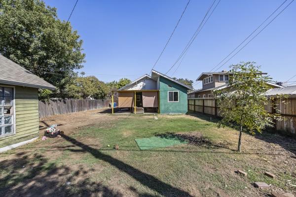 1301 N Roosevelt Ave E, Fresno, CA 93728