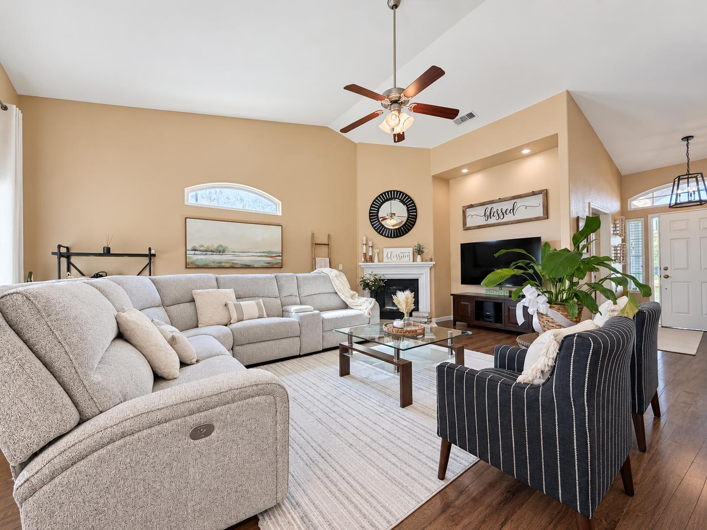 174 S Apricot Ave, Fresno, CA 93727