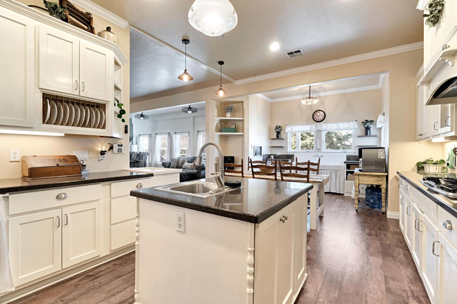 1969 Pederson Ave, Sanger, CA 93657
