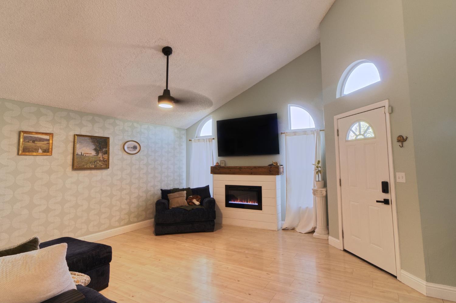 2322 N Cecelia Ave, Fresno, CA 93722