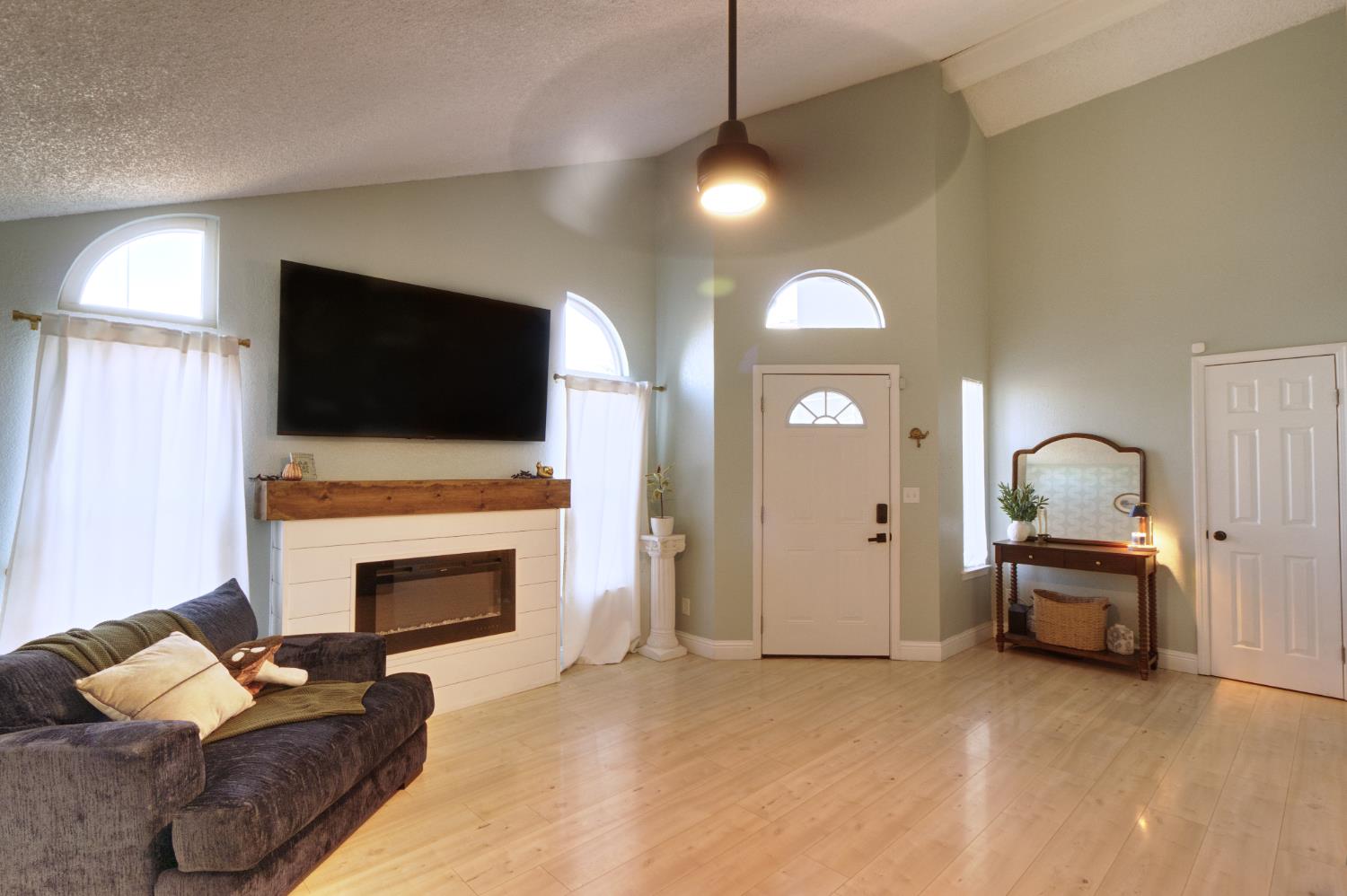 2322 N Cecelia Ave, Fresno, CA 93722