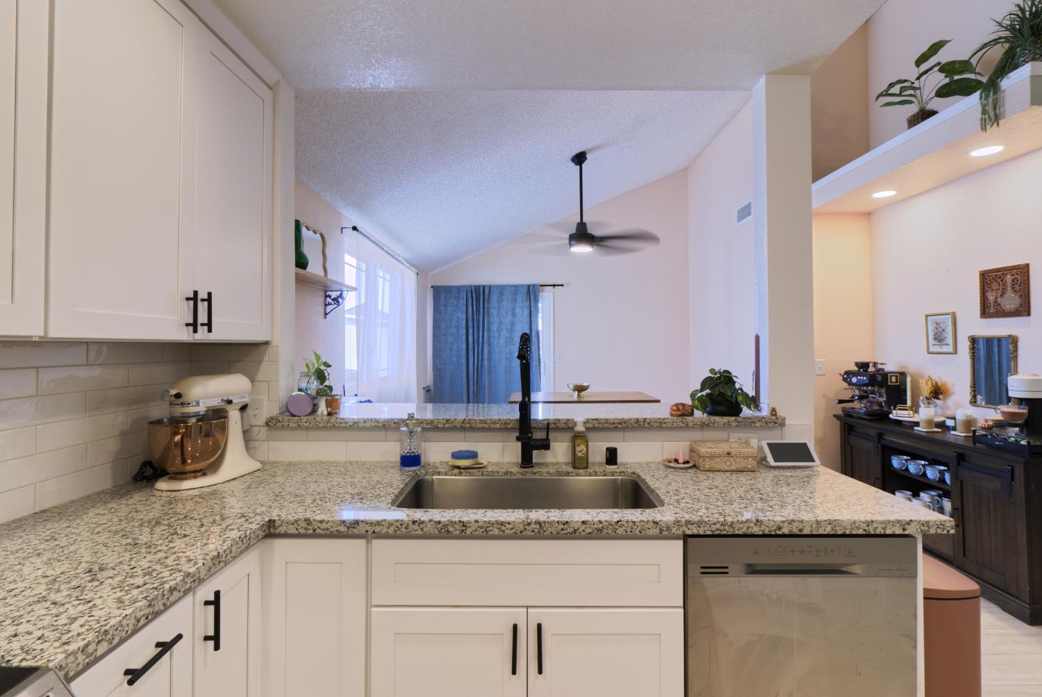 2322 N Cecelia Ave, Fresno, CA 93722