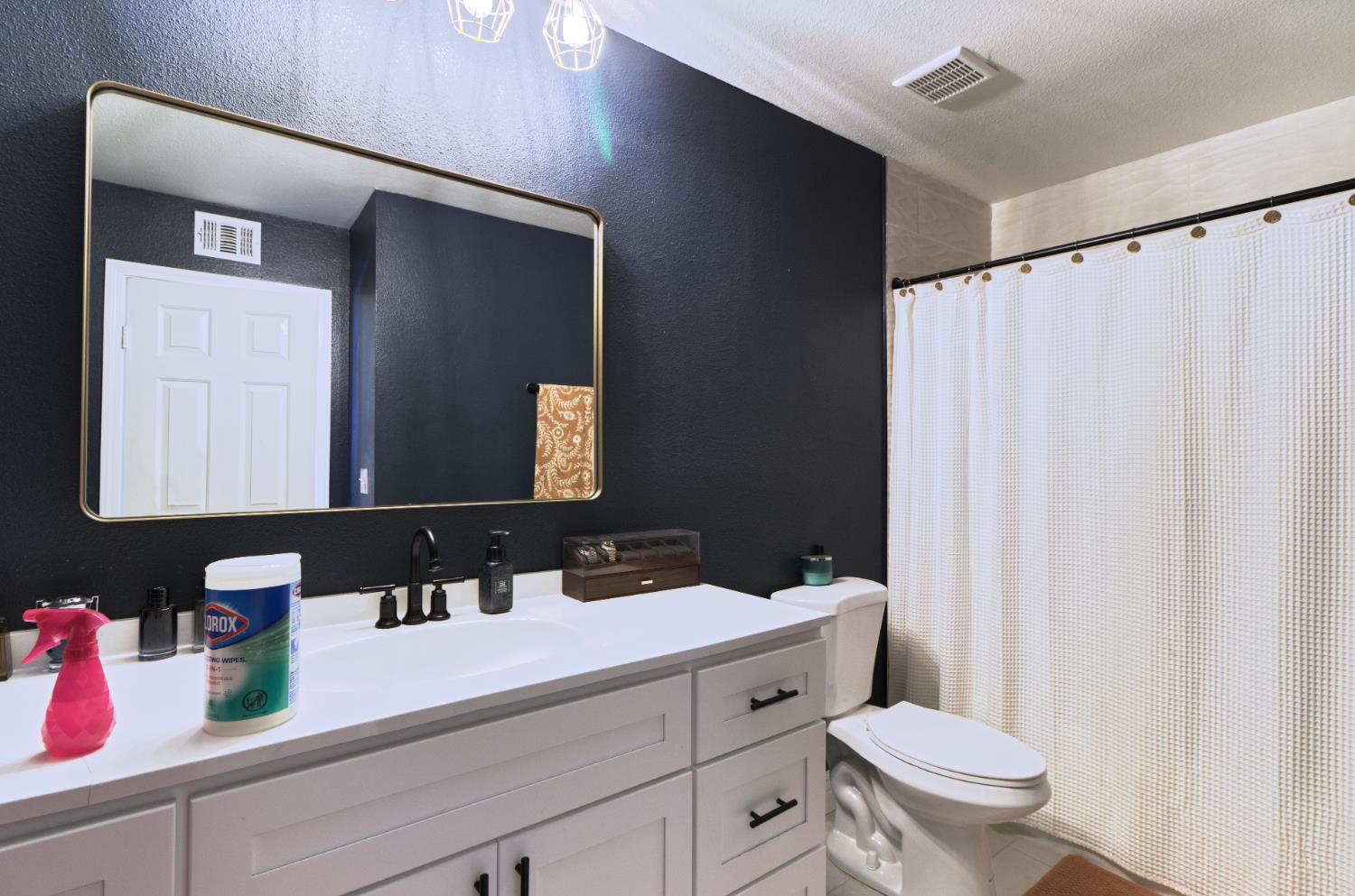 2322 N Cecelia Ave, Fresno, CA 93722