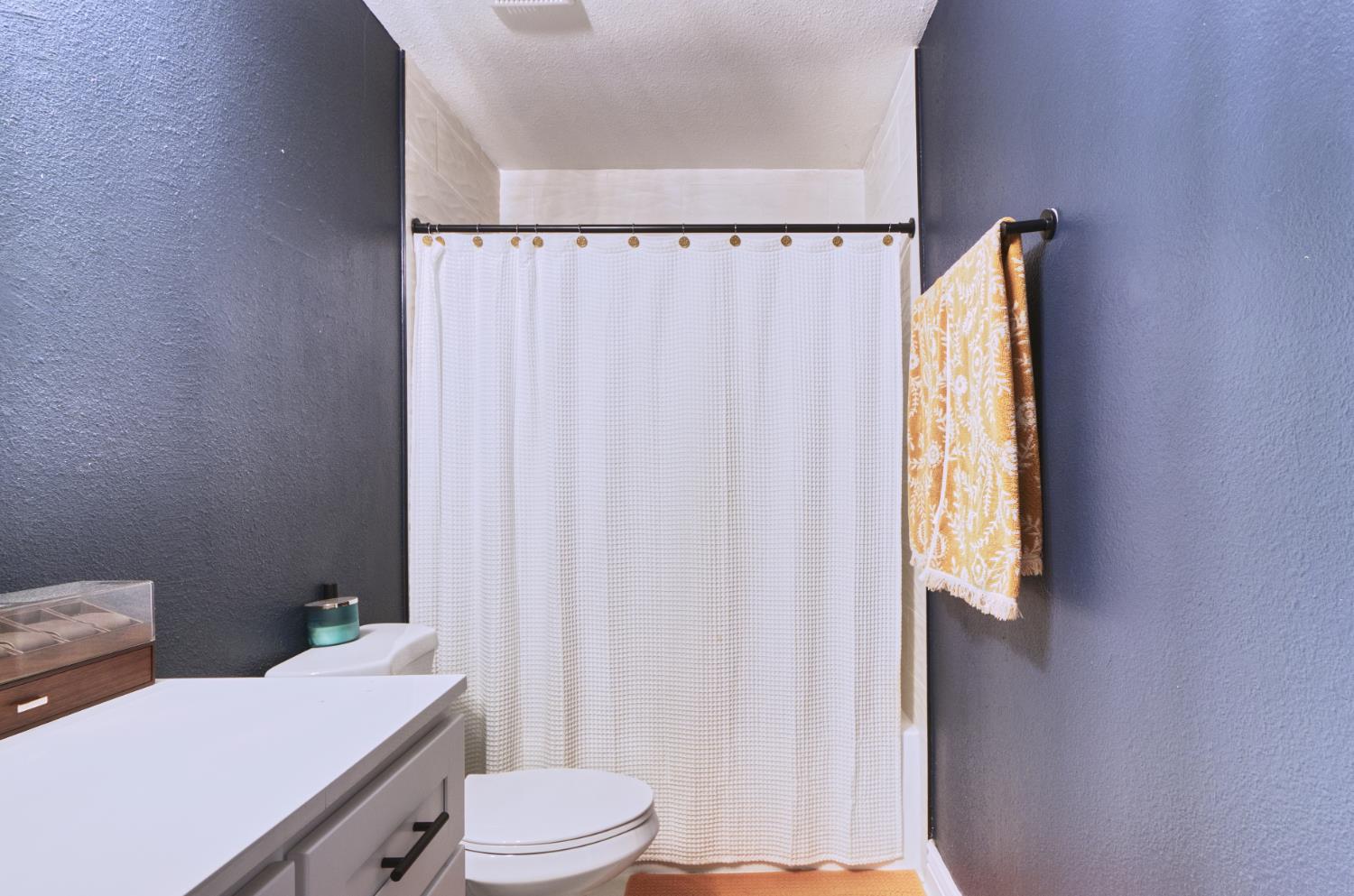 2322 N Cecelia Ave, Fresno, CA 93722
