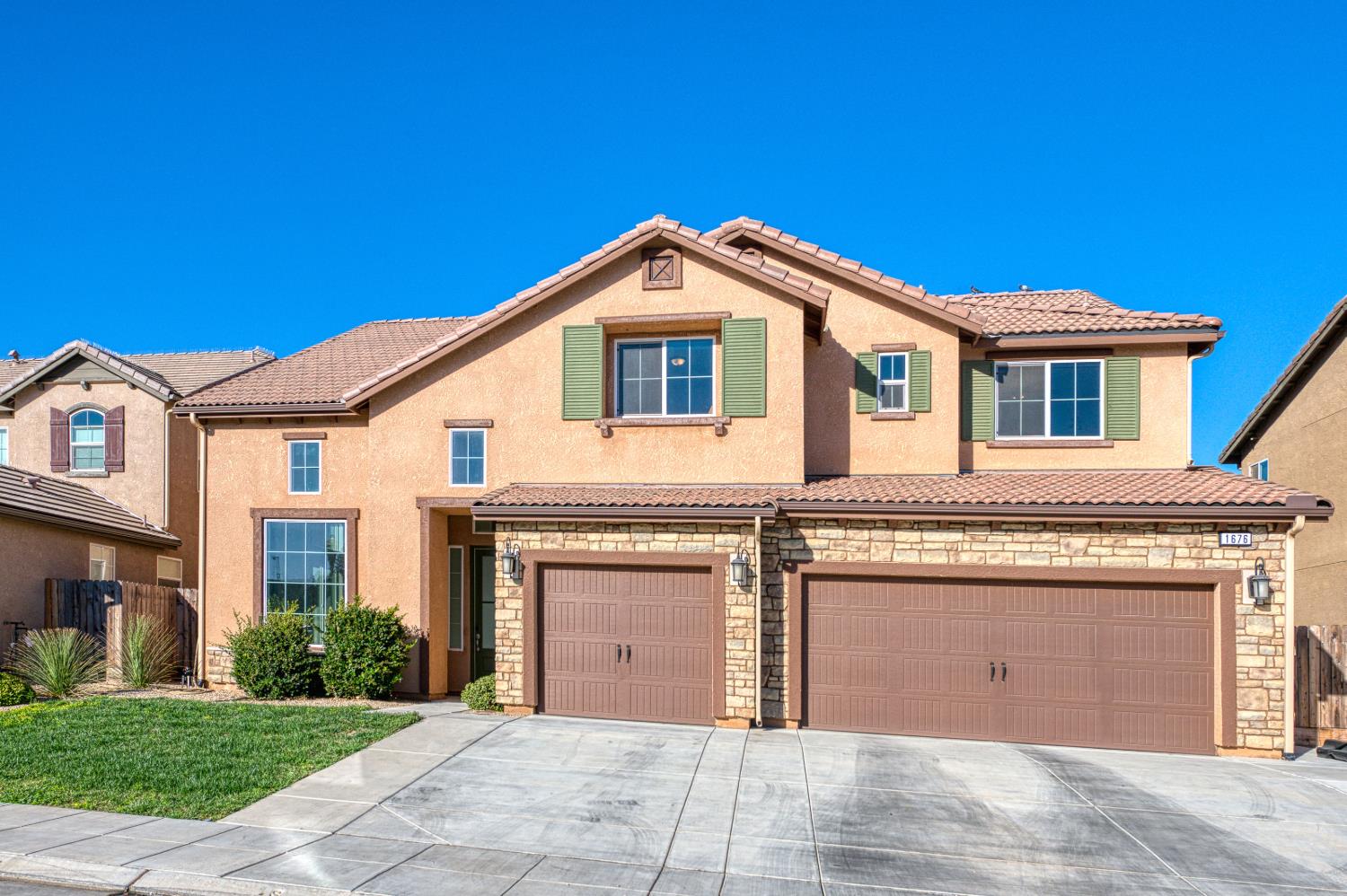 1676 Las Rosas Ave, Clovis, CA 93619