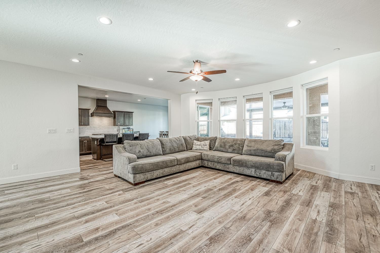 1676 Las Rosas Ave, Clovis, CA 93619