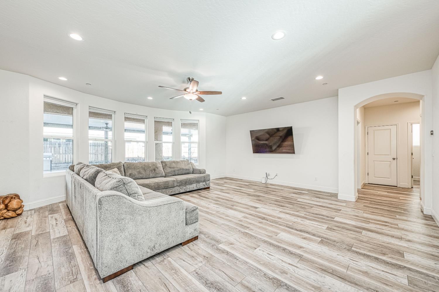 1676 Las Rosas Ave, Clovis, CA 93619