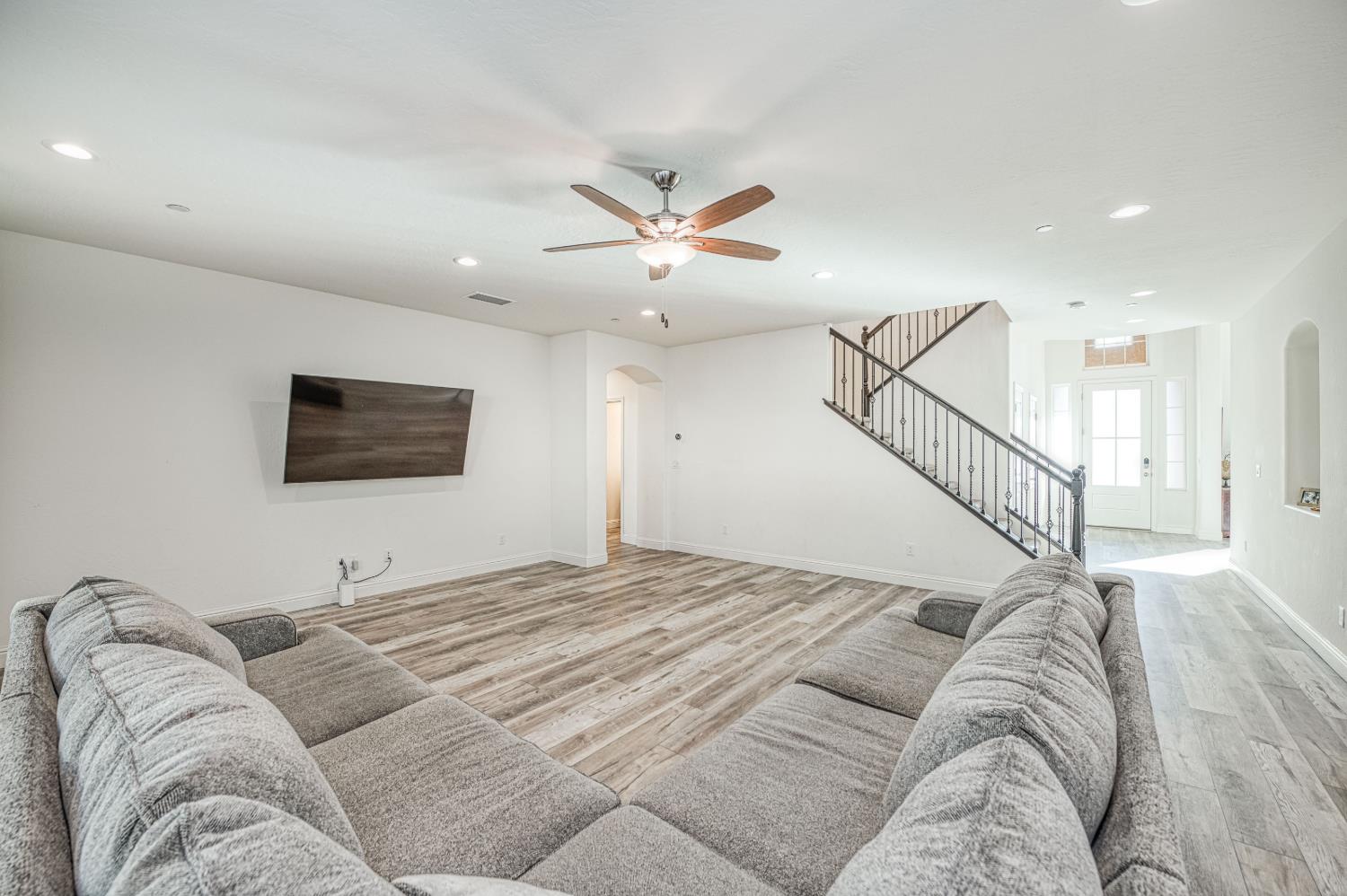 1676 Las Rosas Ave, Clovis, CA 93619