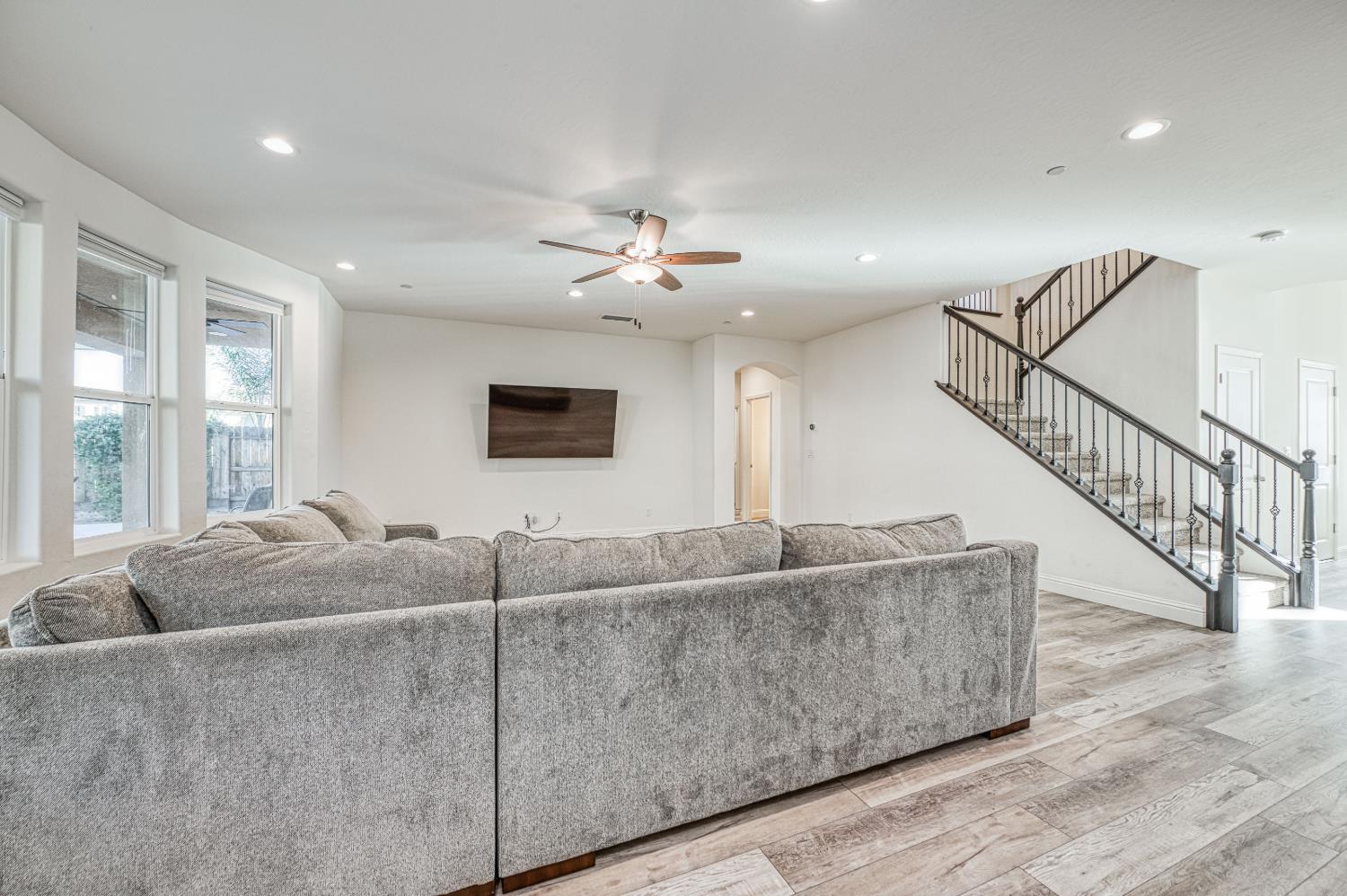 1676 Las Rosas Ave, Clovis, CA 93619