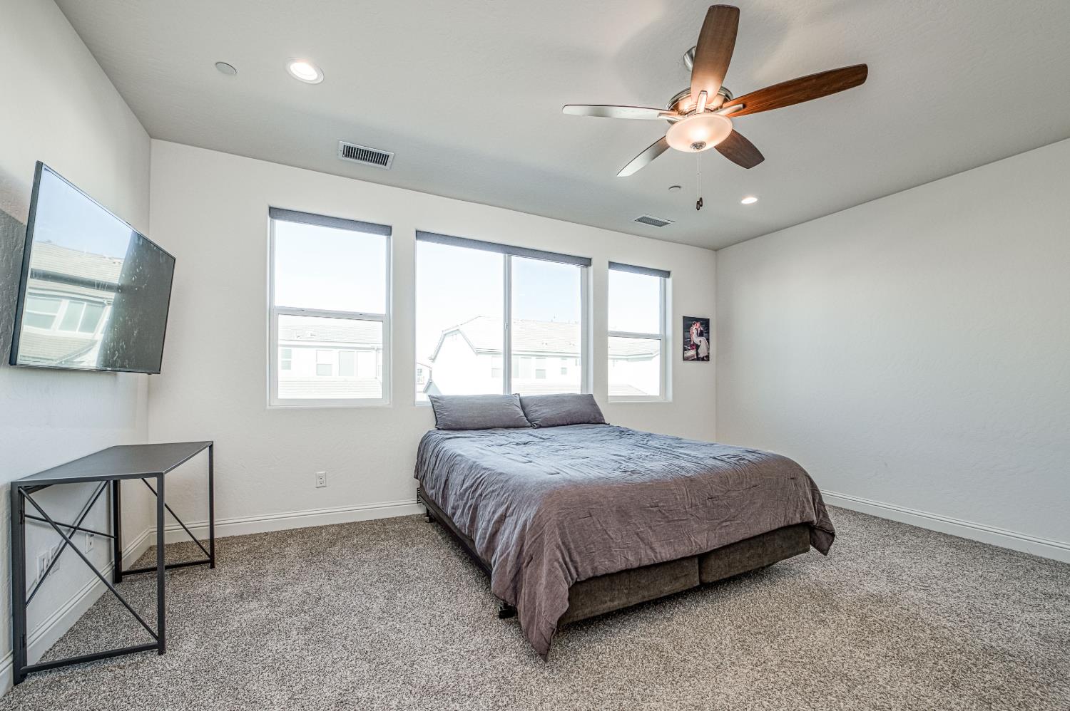 1676 Las Rosas Ave, Clovis, CA 93619