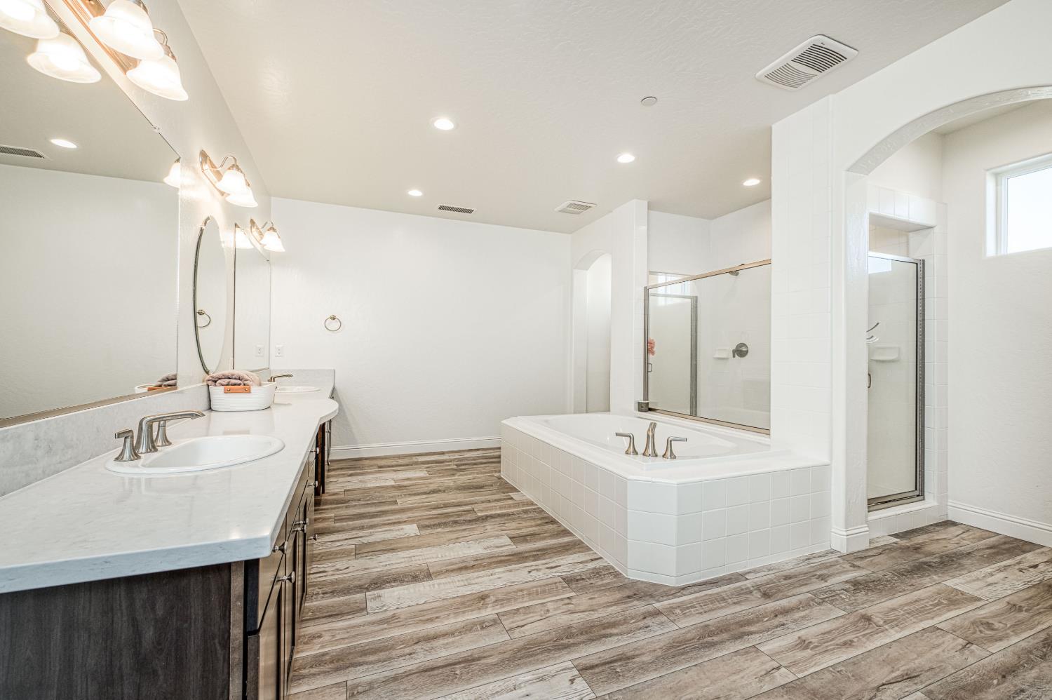 1676 Las Rosas Ave, Clovis, CA 93619