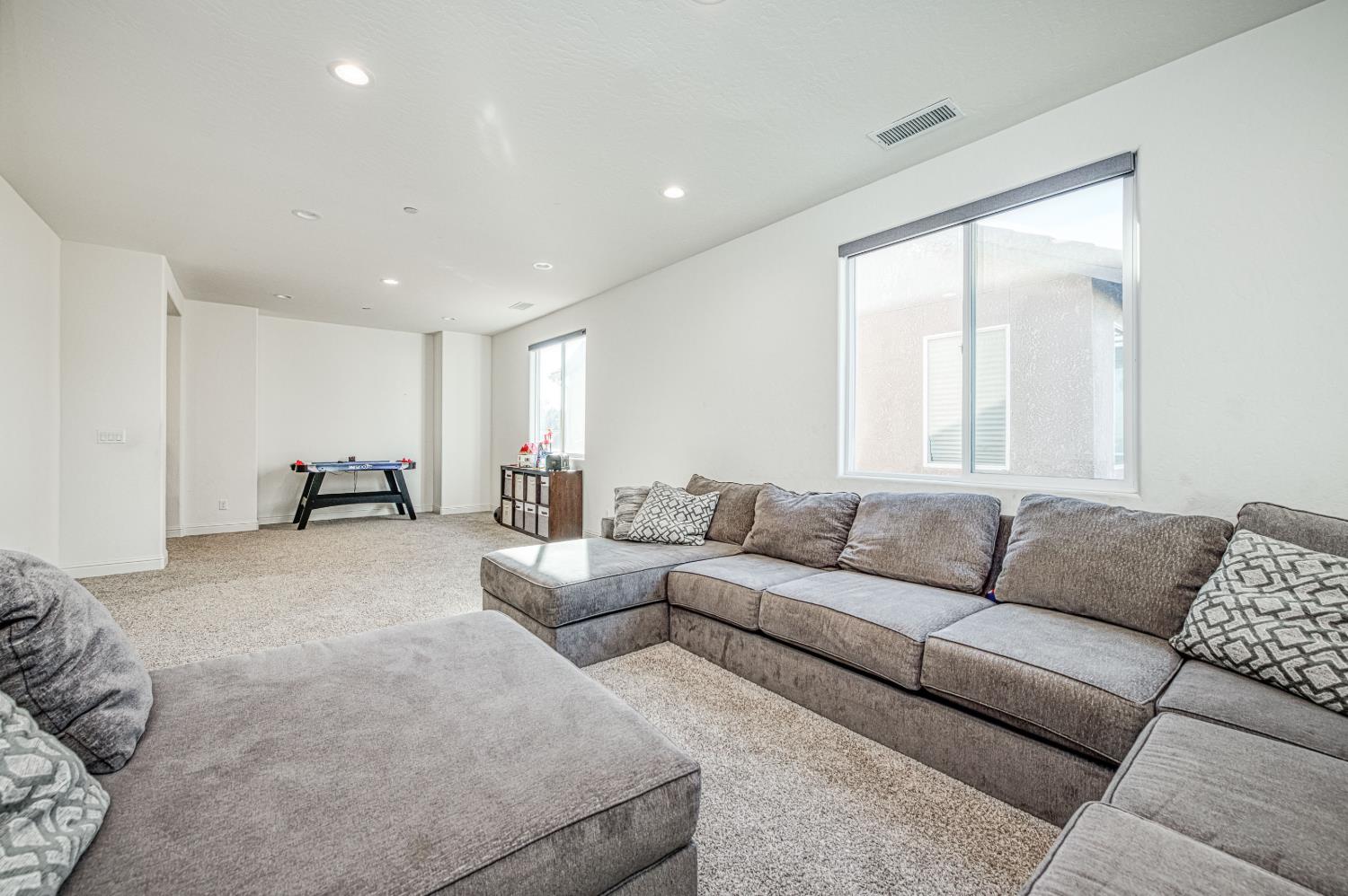 1676 Las Rosas Ave, Clovis, CA 93619