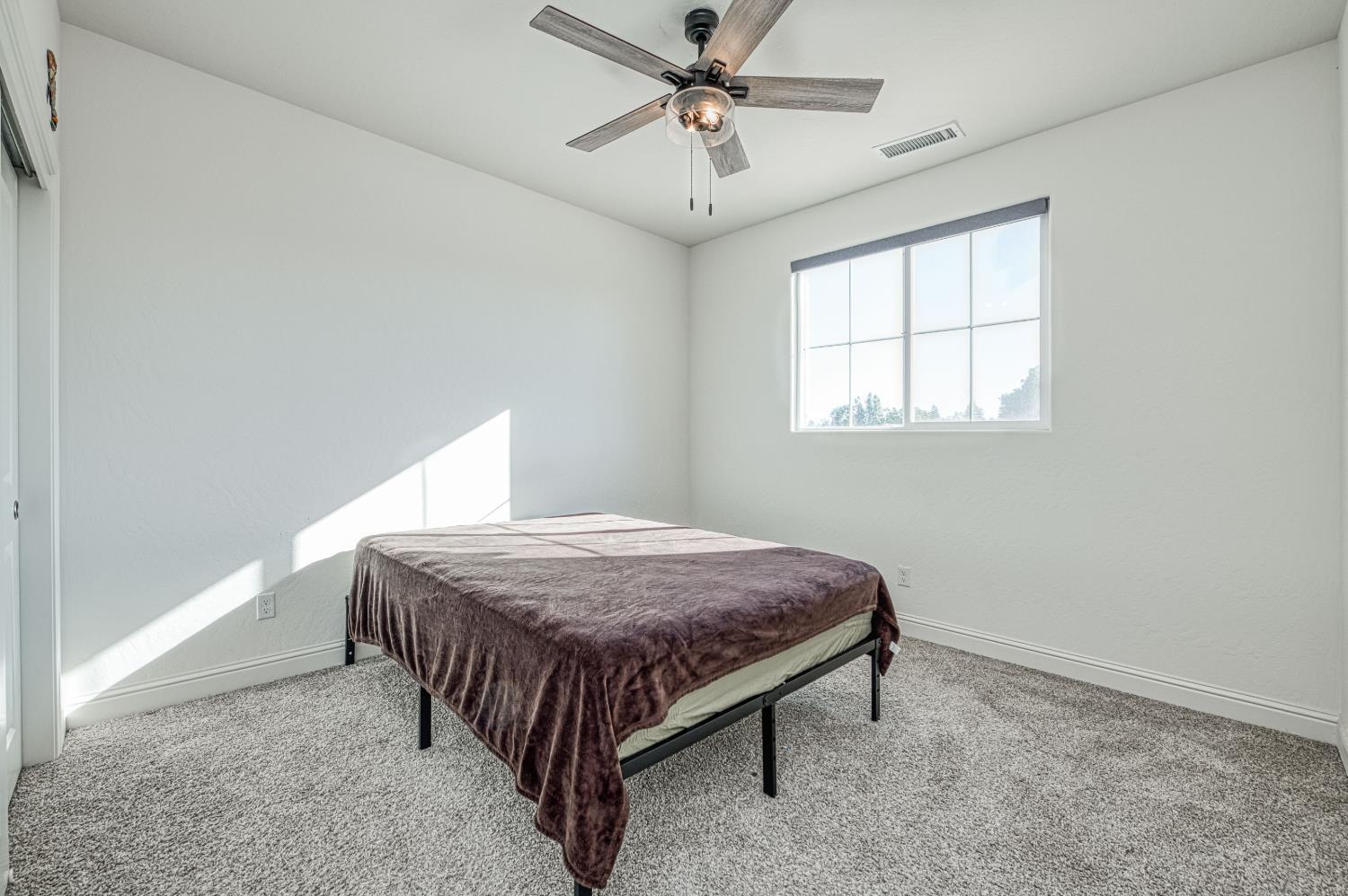 1676 Las Rosas Ave, Clovis, CA 93619