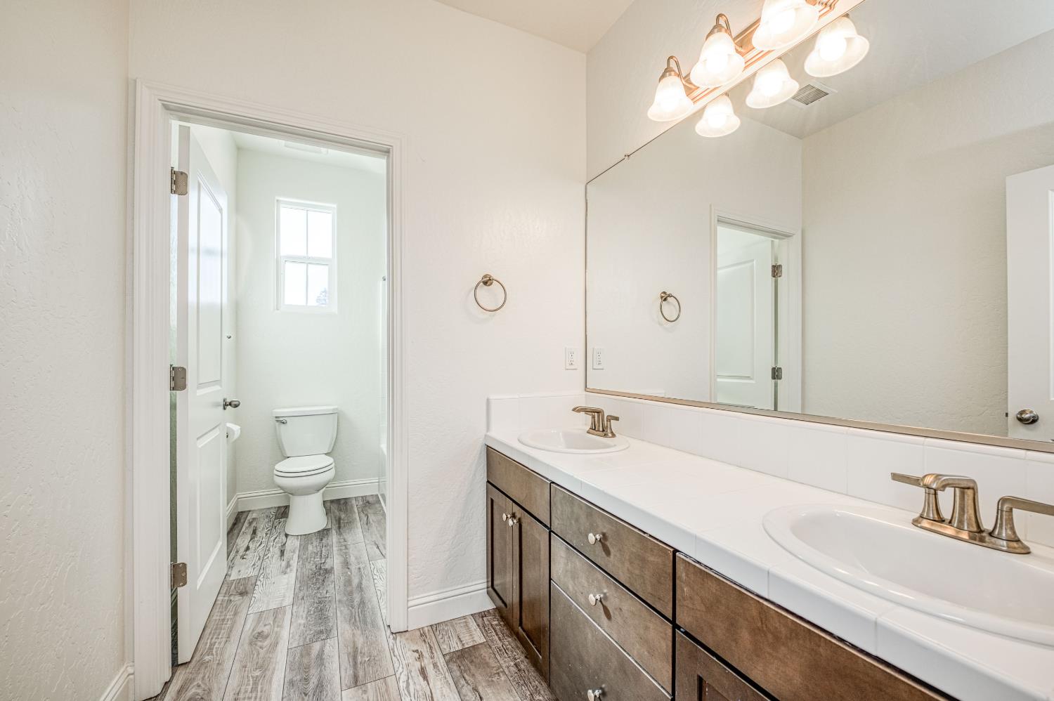 1676 Las Rosas Ave, Clovis, CA 93619