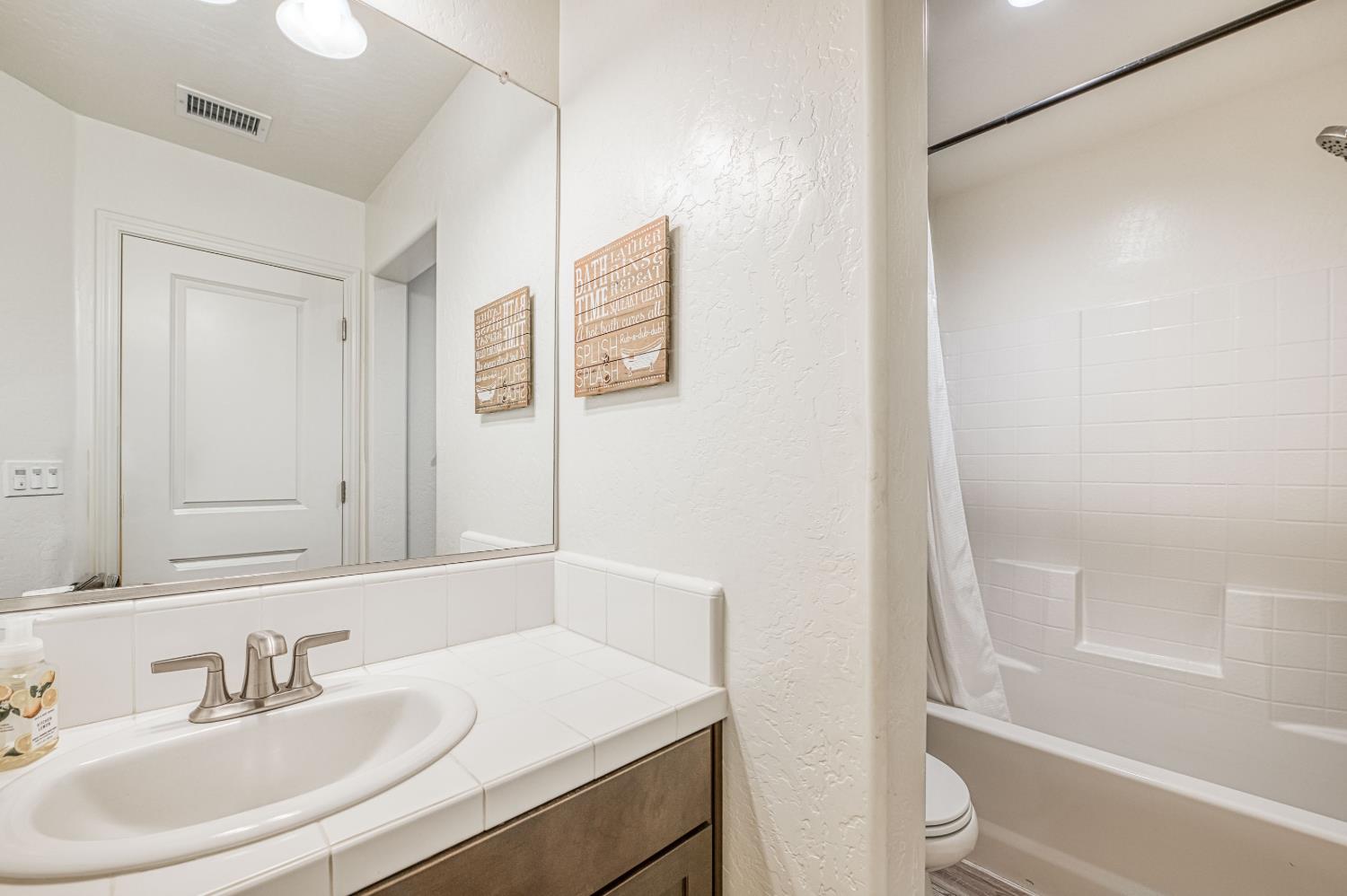 1676 Las Rosas Ave, Clovis, CA 93619