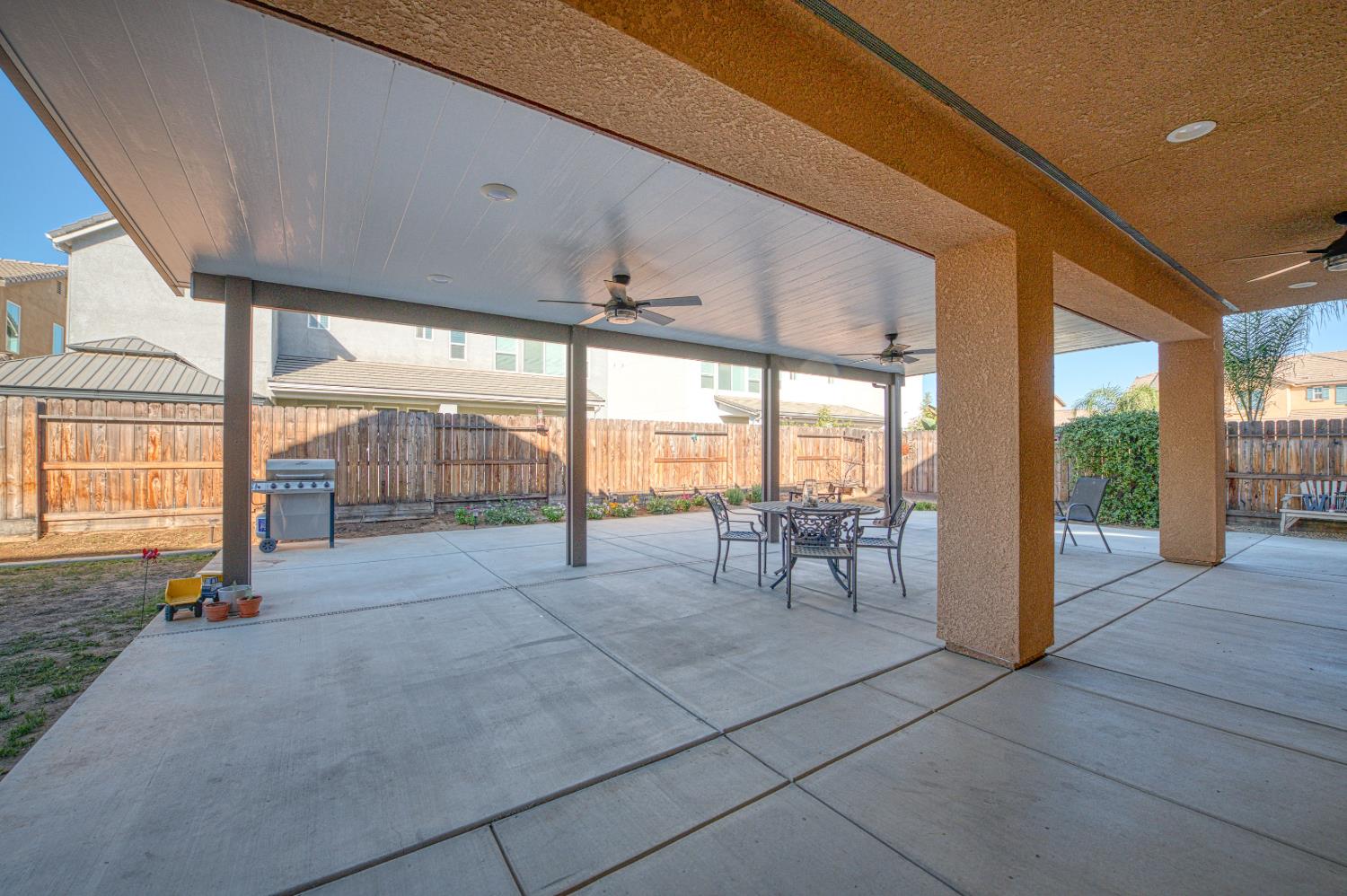 1676 Las Rosas Ave, Clovis, CA 93619