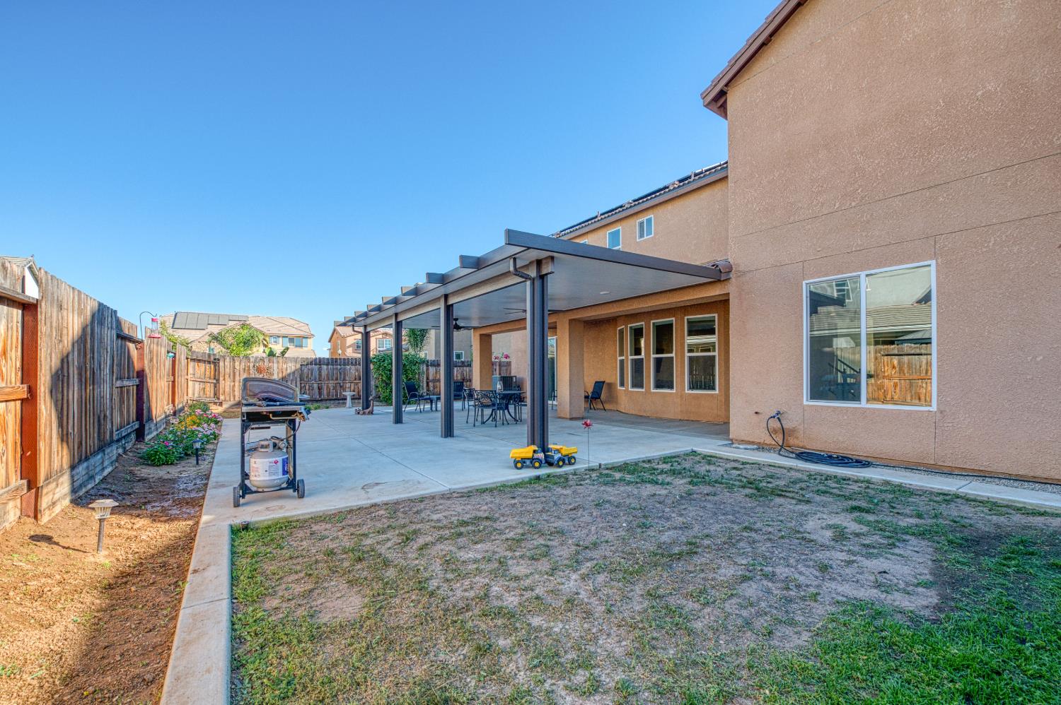 1676 Las Rosas Ave, Clovis, CA 93619