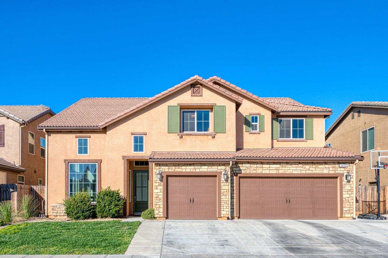 1676 Las Rosas Ave, Clovis, CA 93619