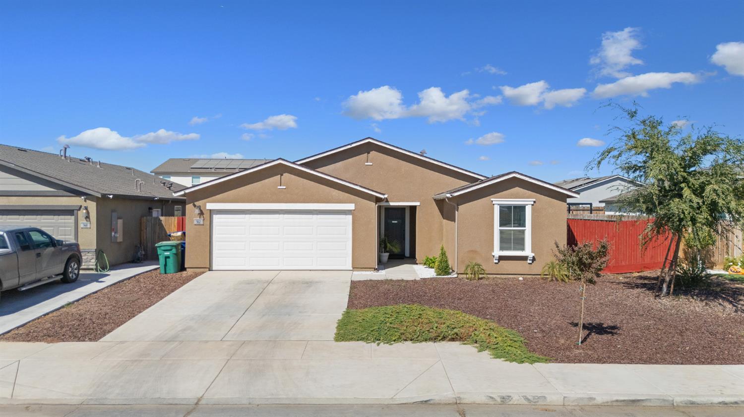 562 W Greenwood Ave, Woodlake, CA 93286