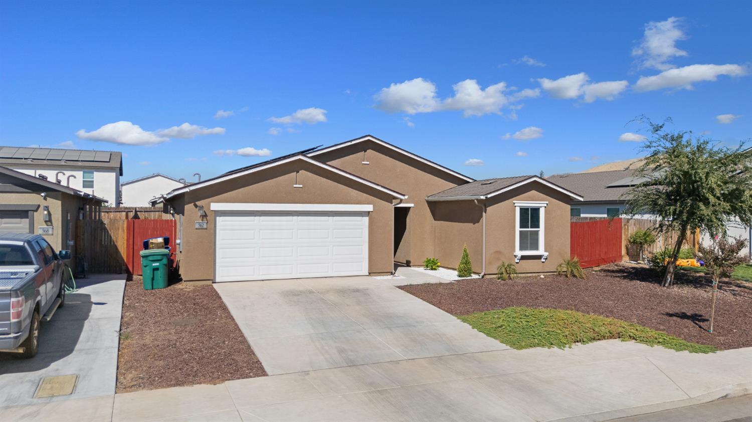 562 W Greenwood Ave, Woodlake, CA 93286