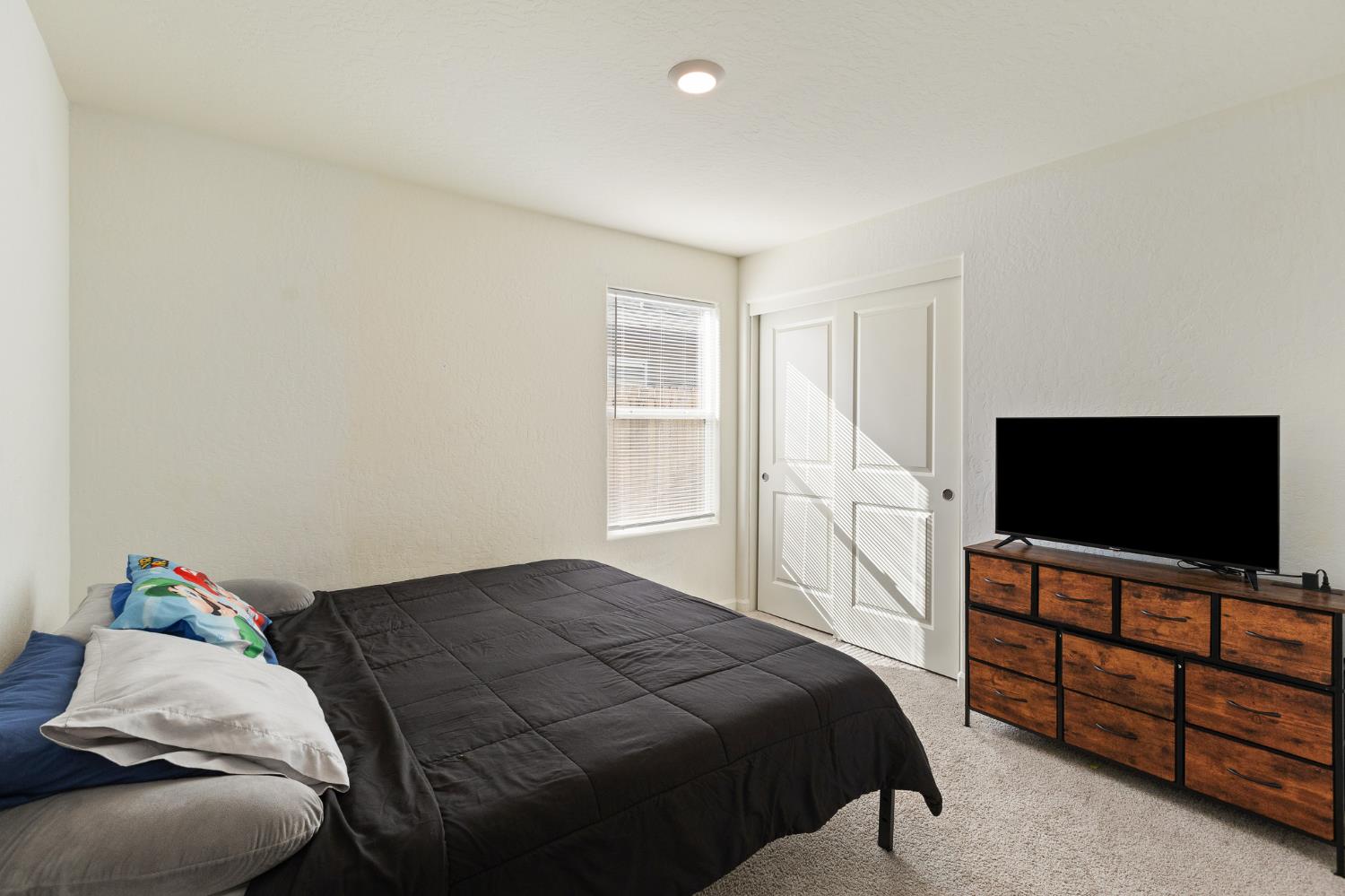 562 W Greenwood Ave, Woodlake, CA 93286