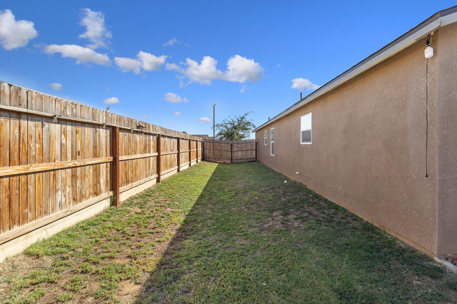 562 W Greenwood Ave, Woodlake, CA 93286