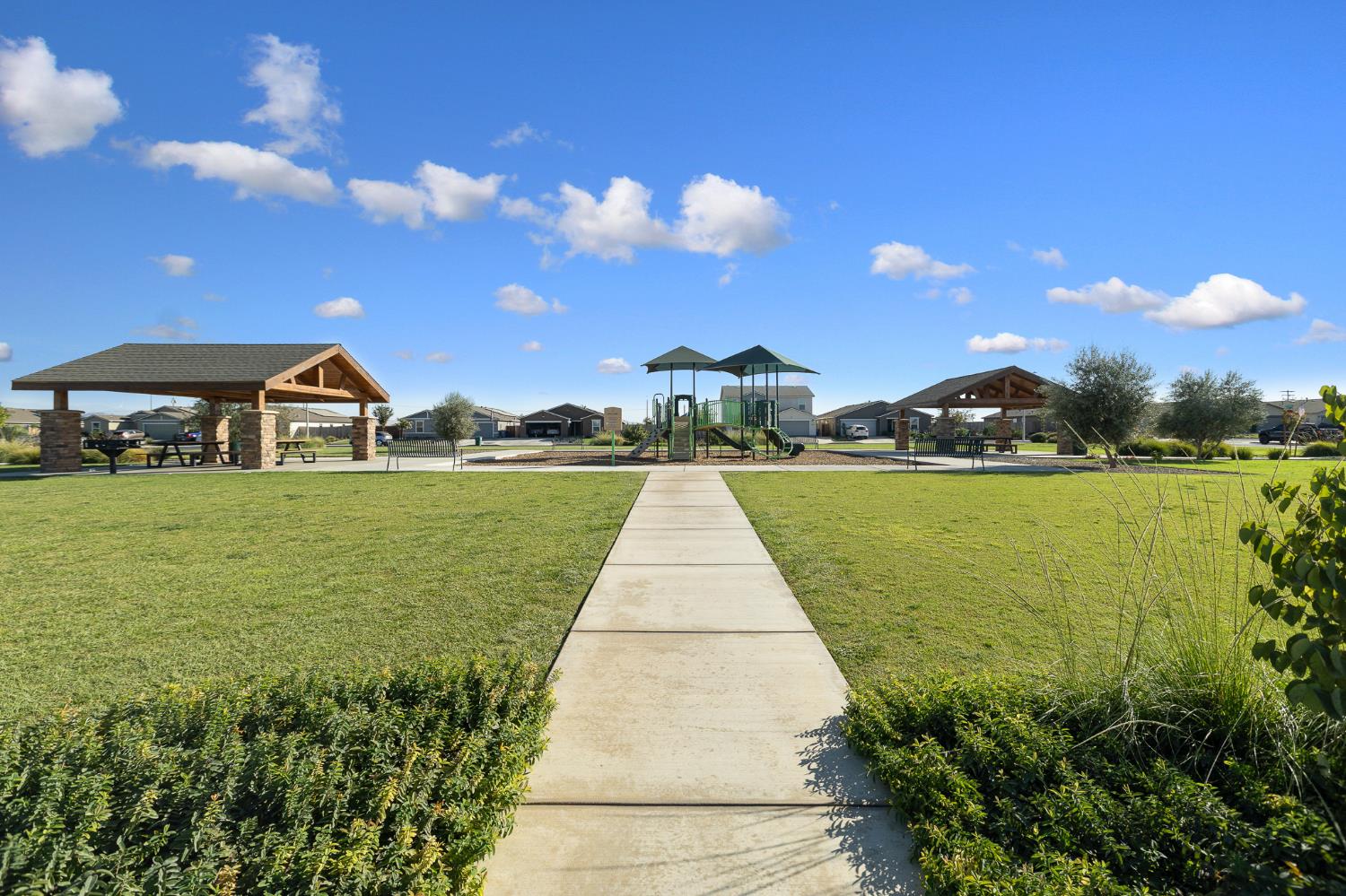 562 W Greenwood Ave, Woodlake, CA 93286