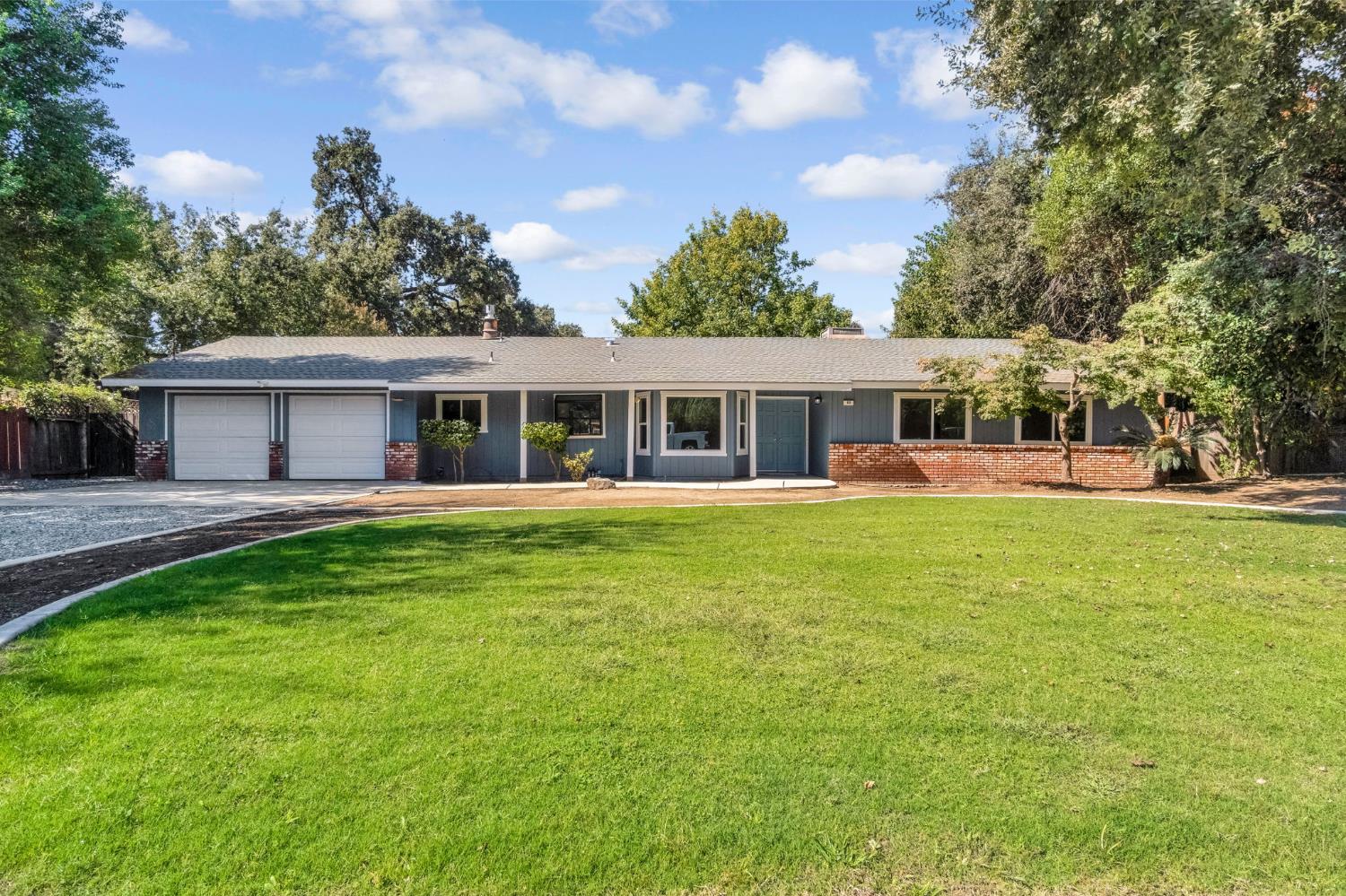 93 Trout Lake Dr, Sanger, CA 93657