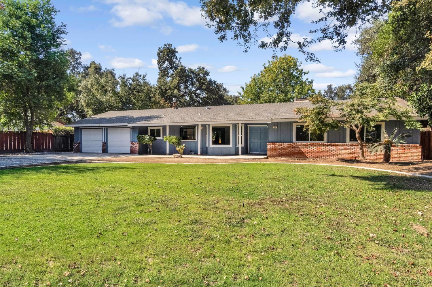 93 Trout Lake Dr, Sanger, CA 93657