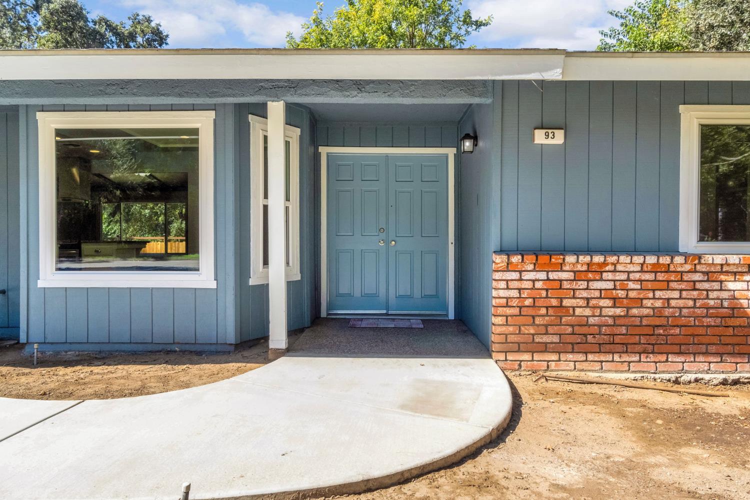 93 Trout Lake Dr, Sanger, CA 93657